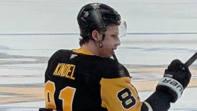File photo from January 10, 2026: Ben Kindel on the ice in a Pittsburgh Penguins jersey with his name and number 81 visible. It is a file photo from January and does not show the team flight or the hospital. The 16:9 cropped derivative is offered under the same CC BY-SA 4.0 licence as the original.