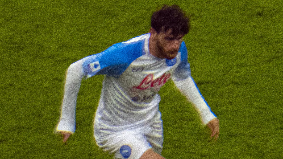 File photo from February 22, 2023: Khvicha Kvaratskhelia on the ball for Napoli, two years before his move to Paris Saint-Germain. The 16:9 cropped derivative is offered under the same CC BY-SA 4.0 licence. It does not show Tuesday's match against Barcelona.