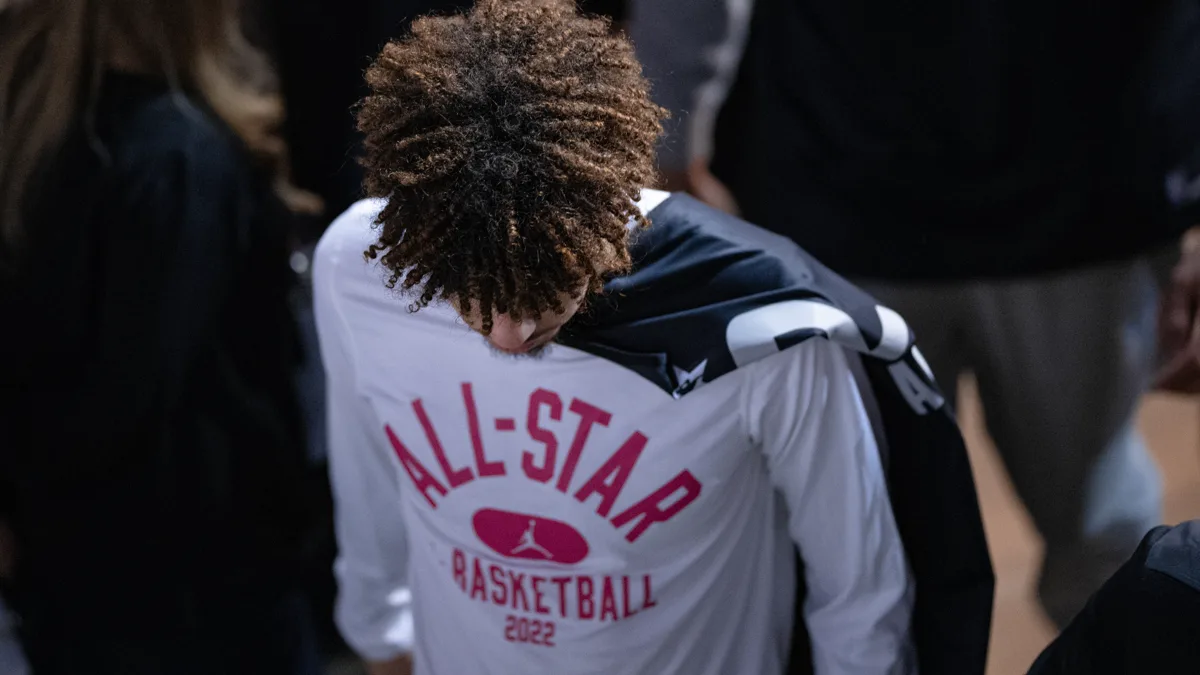 File photo from February 19, 2022: LaMelo Ball playing for Charlotte. It is a file photo from his Charlotte period and does not show Wednesday's game in Miami or the uncalled travel described in this article.
