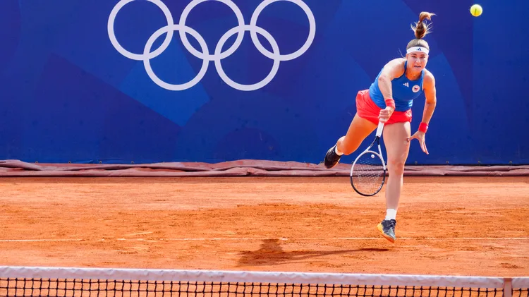 File photo from 28 July 2024: Karolina Muchova serving against Leylah Fernandez at the Paris Olympics. It does not show the 2026 Wuhan Open. The 16:9 cropped derivative is offered under the same CC BY-SA 4.0 licence.