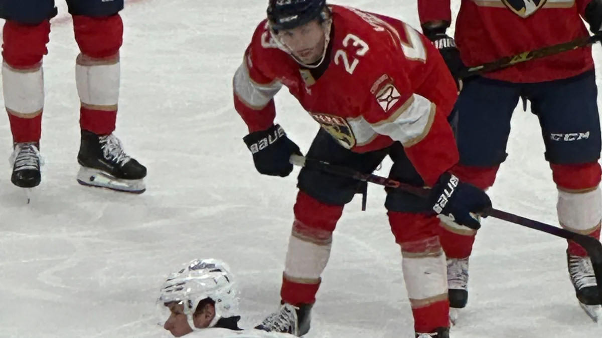 File photo from November 2025 of Carter Verhaeghe of the Florida Panthers waiting for a faceoff against the Vancouver Canucks. It does not show the Seattle game in which he completed the record. The 16:9 cropped derivative is offered under the same CC BY-SA 4.0 licence.