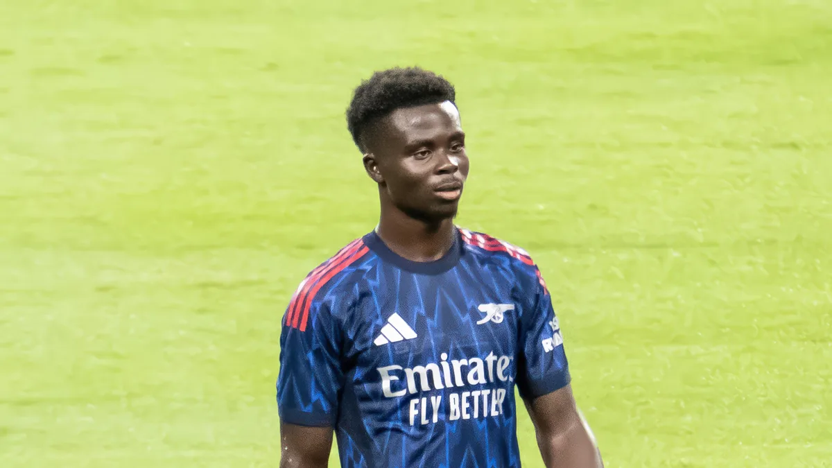 File photo from July 23, 2025: Bukayo Saka in an Arsenal shirt during the club's 2025 preseason. It does not show Wednesday's match in Munich or the injury. The 16:9 cropped derivative is offered under the same CC BY-SA 4.0 licence as the original.