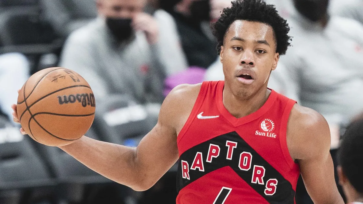 File photo from 12 October 2021: Scottie Barnes in a Toronto Raptors uniform holding the ball against Washington. It does not show the warmup dunk or the Knicks game. The cropped 16:9 derivative is offered under the same CC BY-SA 2.0 licence as the original.