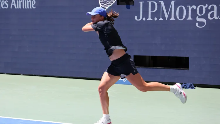 File photo from the 2023 US Open: Iga Swiatek hitting a backhand in New York. It does not show Ningbo or the injury. The 16:9 cropped derivative is offered under the same CC BY-SA 4.0 licence as the original.