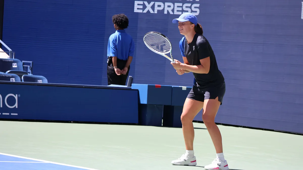 File photo from 23 August 2023: Iga Swiatek practising at Arthur Ashe Stadium ahead of the US Open. It does not show the 2026 Wuhan Open. The 16:9 cropped derivative is offered under the same CC BY-SA 4.0 licence.