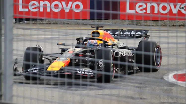 File photo from October 3, 2025: Max Verstappen's Red Bull during first practice at the Singapore Grand Prix, seen through the catch fencing. It does not show Austin or the 2026 Singapore race. The cropped 16:9 derivative is offered under the same CC BY-SA 4.0 licence as the original.