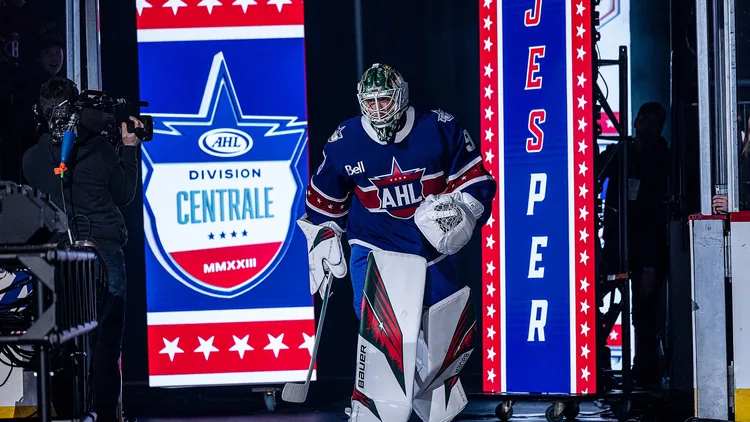 File photo from 6 February 2023: Jesper Wallstedt at the AHL All-Star Classic in Laval. It does not show the Minnesota game against St. Louis. The 16:9 cropped derivative is offered under the same CC BY 2.0 licence.